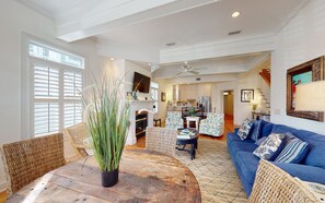 Smart TV - Family Friendly Coast Cottage just steps away from the community pool & beach! (St Simons Island)