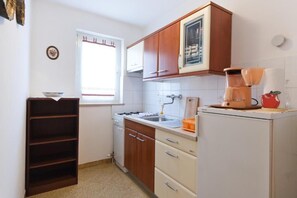 Refrigerador, microondas, tostadora, silla alta para bebés