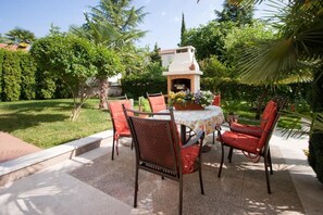 Outdoor dining - Top location, apartment for up to 4 persons, fully equipped for a relaxing and beautiful holiday (Porec)