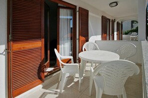 Outdoor dining - Comfortable and modern apartment in Porec, close to the city center and the beach, equipped for disabled persons, pets are welcome (Porec)