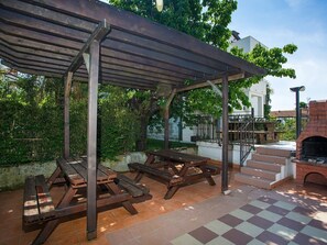 Outdoor dining - Comfortable and modern apartment in Porec, close to the city center and the beach, equipped for disabled persons, pets are welcome (Porec)