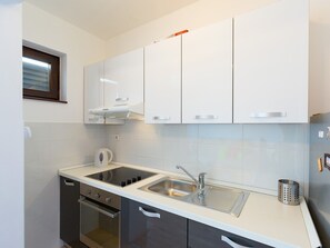 Réfrigérateur, four, plaque de cuisson, cafetière/bouilloire