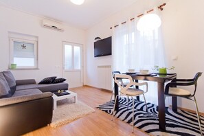 TV - Charming Fully-Equipped One-Bedroom Apartment Near the Beach in Poreč's Prime Location (Porec)