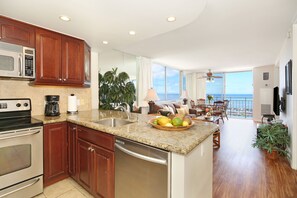 冷蔵庫、電子レンジ、オーブン、コンロ