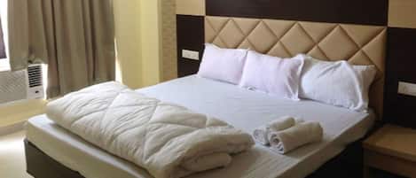 Deluxe Double Room | In-room safe, bed sheets