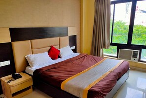 In-room safe, bed sheets - Hotel Lal Qila (Bhubaneshwar)