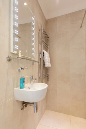 Een douche, een haardroger, badjassen, handdoeken