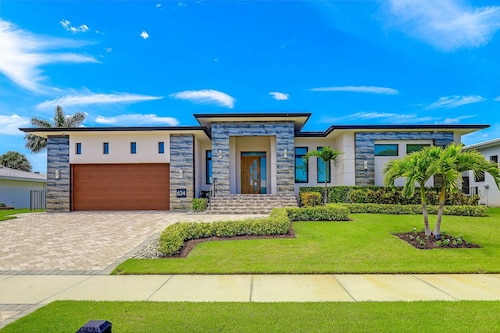 Modern Home | Outdoor Kitchen & Steps to Beach