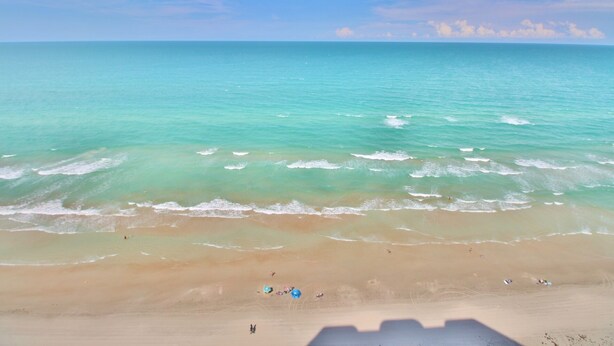 A beach with clear turquoise water and a sandy shore. - 🌊Breathtaking Ocean ViewsLuxury Penthouse-Daytona Ashley Penthouse 4🌊 (Daytona Beach Shores)