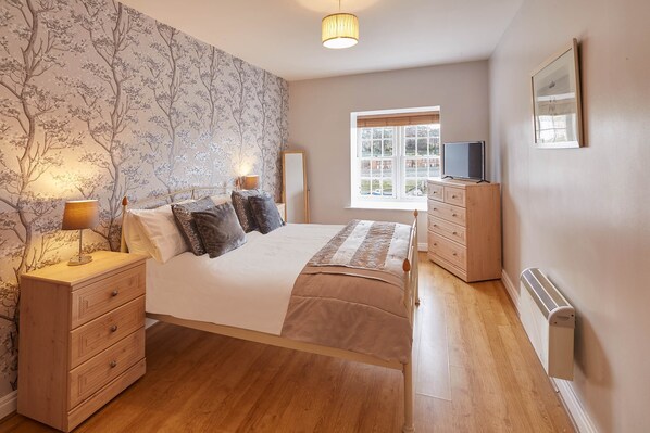 Seal Watch - Apartment | 2 bedrooms, premium bedding, free WiFi, bed sheets - Seal Watch (Whitby)