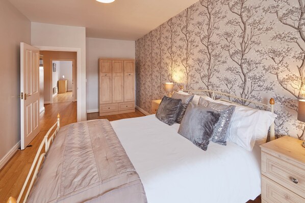 Seal Watch - Apartment | 2 bedrooms, premium bedding, free WiFi, bed sheets - Seal Watch (Whitby)