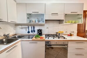 ファミリー スタジオ バルコニー マウンテンビュー (Residenza Menaggio - Mimosa) | 専用キッチン | 冷蔵庫、電子レンジ、オーブン、コンロ
