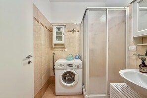 Family Studio, Mountain View, Lakeside (Residenza Menaggio - Mimosa) | Bathroom | Shower, hair dryer, bidet, towels - Residenza Menaggio - Mimosa (Menaggio)