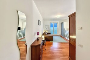 家庭开间, 山景, 湖畔 (Residenza Menaggio - Mimosa) | 起居区 | 32-英寸纯平电视（配备数码频道）、电视、壁炉