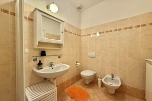 Dusche, Haartrockner, Bidet, Handtücher