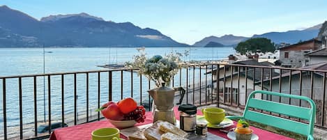 Familjestudio - utsikt mot bergen - vid sjön (Residenza Menaggio - Mimosa) | Restaurang utomhus