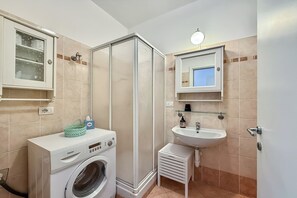 Family Studio, Balcony, Mountain View (Residenza Menaggio - Mimosa) | Bathroom | Shower, hair dryer, bidet, towels - Residenza Menaggio - Mimosa (Menaggio)