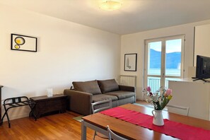 Estudio familiar, vista a la montaña, junto al lago (Residenza Menaggio - Mimosa) | Área de sala de estar | Televisión de pantalla plana, chimenea y reproductor de DVD 