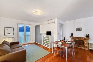 Family Studio, Balcony, Mountain View (Residenza Menaggio - Mimosa) | Living area | 32-inch flat-screen TV with digital channels, TV, fireplace - Residenza Menaggio - Mimosa (Menaggio)