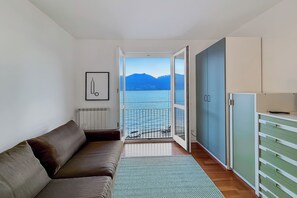 家庭开间, 山景, 湖畔 (Residenza Menaggio - Mimosa) | 起居区 | 32-英寸纯平电视（配备数码频道）、电视、壁炉