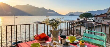 Familienstudio, Balkon, Bergblick (Residenza Menaggio - Mimosa) | Speisen im Freien
