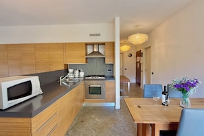 Familienapartment, Mehrere Schlafzimmer (Lenno Centrale) | Eigene Küche | Mikrowelle, Ofen, Herdplatte, Geschirrspüler