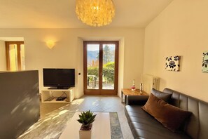 Appartement Familial, plusieurs chambres (Lenno Centrale) | Coin séjour | Télévision à écran plat de 32 pouces avec chaînes par câble, télévision