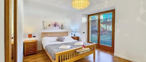 Family Apartment, Multiple Bedrooms (Lenno Centrale)