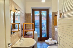 Appartement Familial, plusieurs chambres (Lenno Centrale) | Salle de bain | Douche, bidet, serviettes fournies, papier toilette