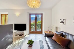 Familienapartment, Mehrere Schlafzimmer (Lenno Centrale) | Wohnbereich | 32-Zoll-Flachbildfernseher mit Kabelempfang, Fernseher