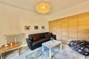 Appartement Familial, plusieurs chambres (Lenno Centrale) | Coin séjour | Télévision à écran plat de 32 pouces avec chaînes par câble, télévision