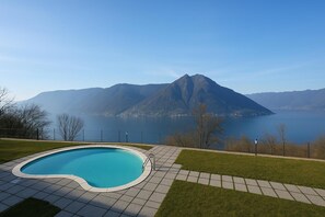 Piscine extérieure en saison