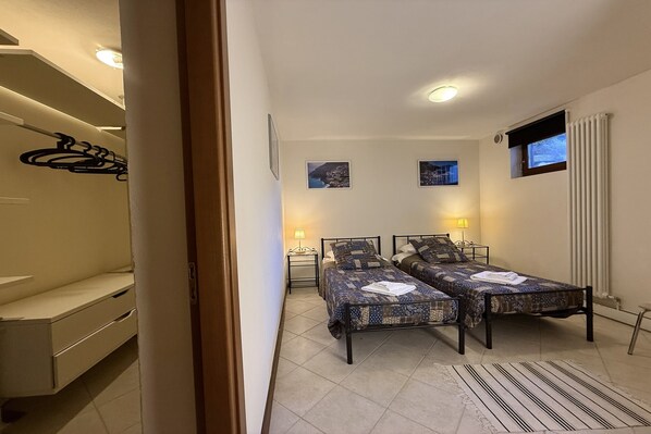 Familienapartment, Mehrere Schlafzimmer, Bergseite (Casa Tulipano Grande) | 5 Schlafzimmer, WLAN, Bettwäsche