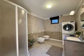 Appartement familial, 5 chambres, côté montagne (Casa Tulipano Grande) | Salle de bain | Baignoire et douche séparées, bidet, serviettes fournies