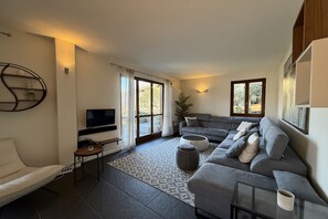 Familienapartment, Mehrere Schlafzimmer, Bergseite (Casa Tulipano Grande) | Wohnbereich | 32-Zoll-Flachbildfernseher mit Kabelempfang, Fernseher, Stereoanlage