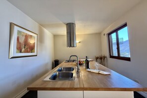 Familienapartment, Mehrere Schlafzimmer, Bergseite (Casa Tulipano Grande) | Eigene Küche | Kühlschrank, Mikrowelle, Ofen, Herdplatte