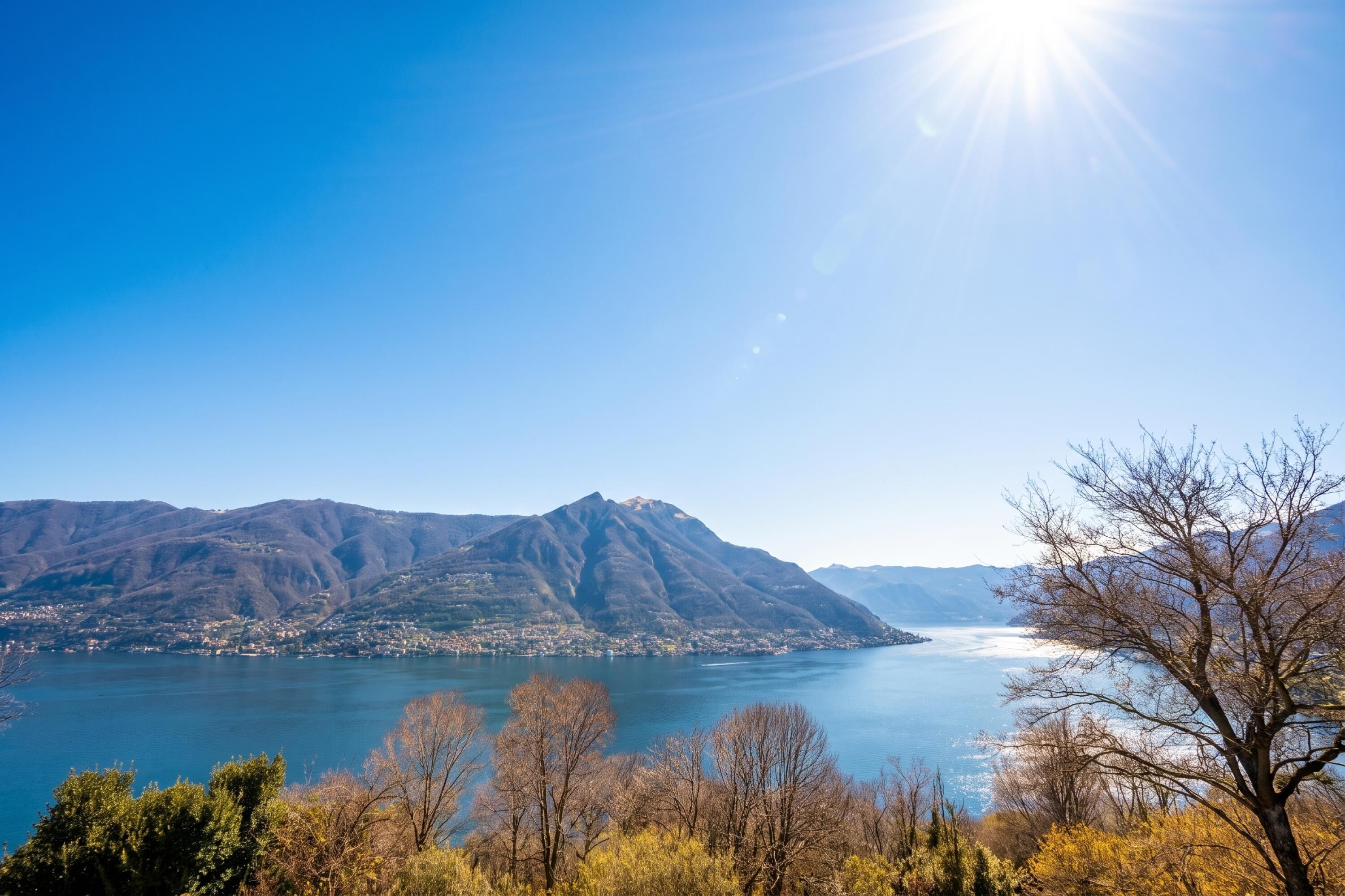 Un paysage montagneux avec un lac et un ciel dégagé.