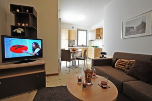 Familienapartment, 1 Doppelbett und Schlafsofa (Belvedere Apt. 4) | Wohnzimmer | 32-Zoll-Flachbildfernseher mit Digitalempfang, Fernseher, DVD-Player