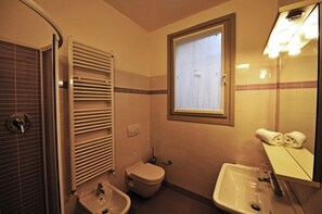 Familjelägenhet - 1 dubbelsäng med bäddsoffa (Belvedere Apt. 5) | Badrum | Badkar/dusch, regndusch, hårtork och bidé