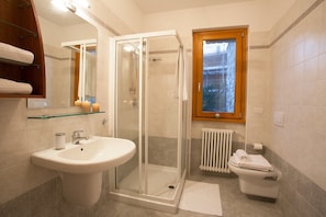 Familienapartment, Mehrere Betten, zum Garten hin (Casa Monaco) | Badezimmer | Dusche, Haartrockner, Bidet, Handtücher