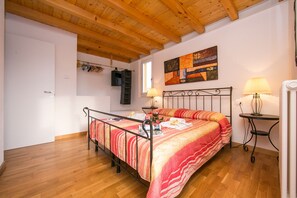 Apartment, 2 Bedrooms | 2 bedrooms, WiFi, bed sheets - Casa Bella Juno (Gravedona)