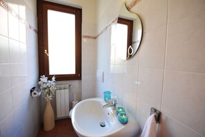 Familien-Stadtwohnung, Mehrere Betten, zum Garten hin (Casa Di Claes) | Badezimmer | Duschwanne, Regendusche, Haartrockner, Bidet