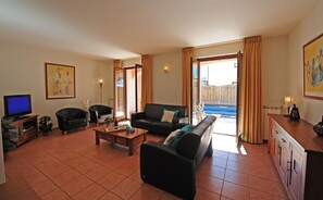 Familie resortwoning, meerdere bedden, tuin (Casa Di Claes) | Woonkamer | Een televisie, een dvd-speler, vloerverwarming en een stereo