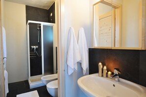 Appartement Familial, 1 lit double et 1 canapé-lit, côté montagne (Vista Terrazza) | Salle de bain | Douche, douche à « effet pluie », sèche-cheveux, bidet