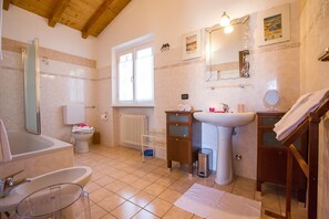 Family Townhome, 3 Bedrooms, 2 Bathrooms, Mountainside (Casa Delle Mele) | Bathroom | Combined shower/tub, rainfall showerhead, hair dryer, bidet - Casa Delle Mele (Tremezzina)