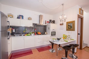Family Townhome, 3 Bedrooms, 2 Bathrooms, Mountainside (Casa Delle Mele) | Private kitchen | Full-sized fridge, microwave, oven, stovetop - Casa Delle Mele (Tremezzina)