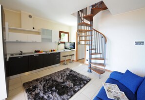 Appartement Familial, 3 chambres, 2 salles de bains, côté montagne (Residence Eden Gardenia 11) | Cuisine privée | Grand réfrigérateur, micro-ondes, plaque de cuisson, lave-vaisselle