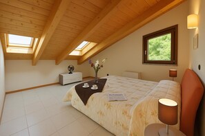 Familienapartment, Mehrere Schlafzimmer, 2 Bäder, Bergseite (Residence Eden Gardenia 11) | 3 Schlafzimmer, Bügeleisen/Bügelbrett, Babybetten, WLAN