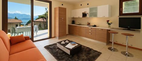 อพาร์ทเมนท์สำหรับครอบครัว, หลายห้องนอน, ติดภูเขา (Residence Eden Magnolia 13) | บริเวณนั่งเล่น | ทีวีจอแบน 32 นิ้ว พร้อมช่องเคเบิล, ทีวี
