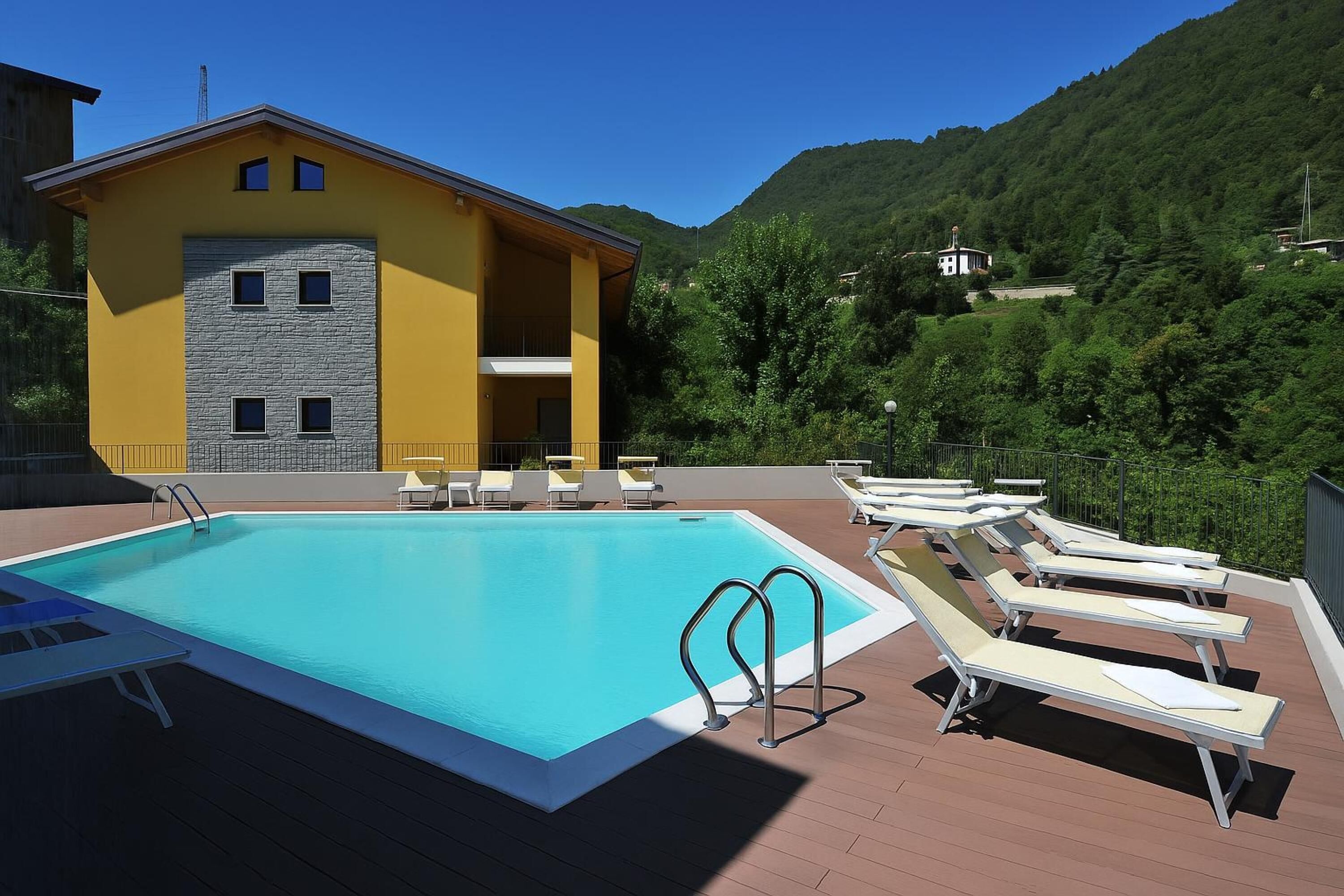 Sesongbasert utendørsbasseng